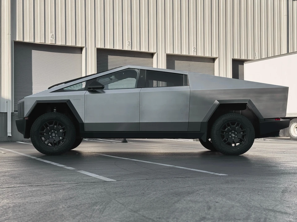 2024 Tesla Cybertruck - Image 10 of 31