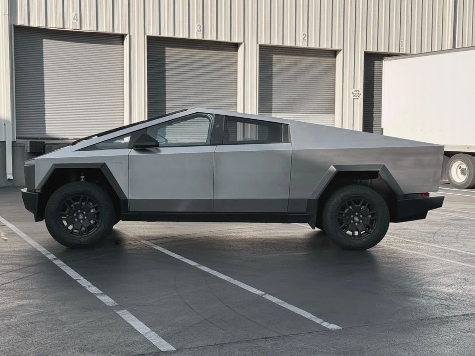 2024 Tesla Cybertruck - Image 12 of 31