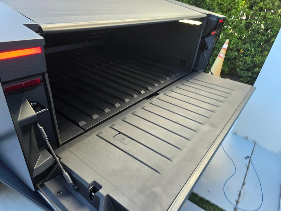 2024 Tesla Cybertruck - Image 29 of 31