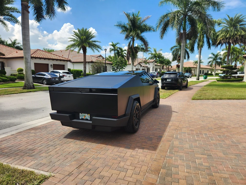 2024 Tesla Cybertruck - Image 15 of 31