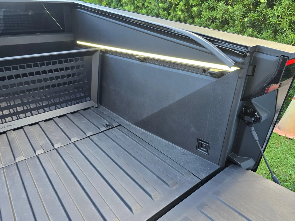 2024 Tesla Cybertruck - Image 28 of 31