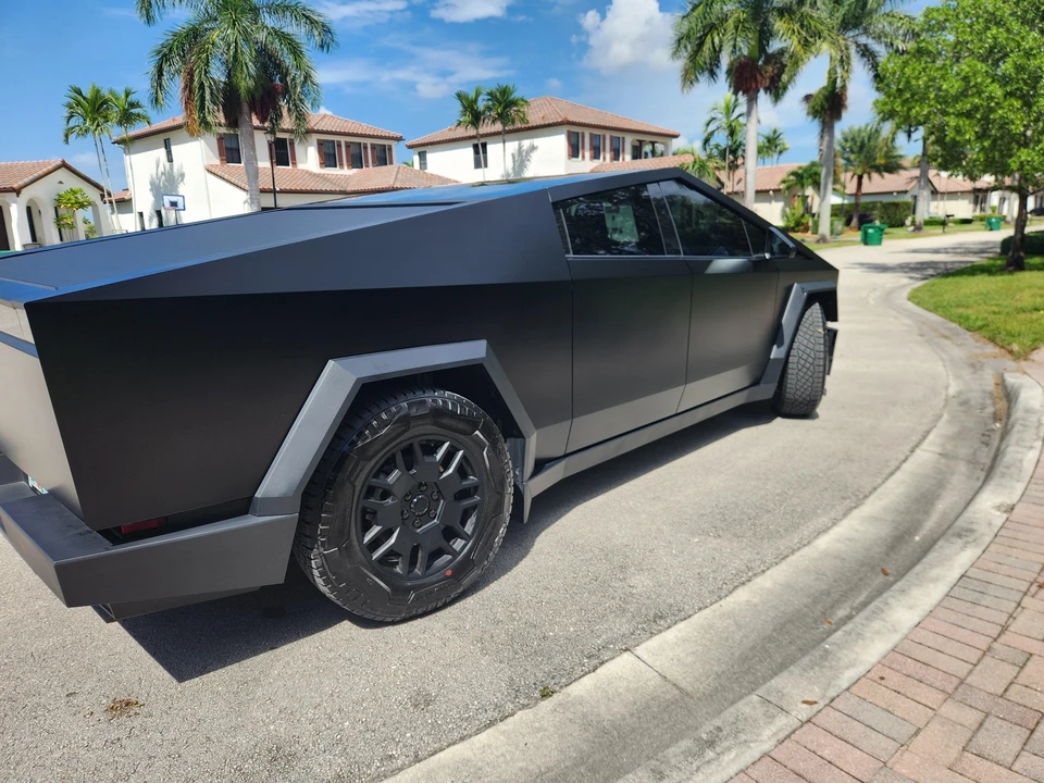 2024 Tesla Cybertruck - Image 17 of 31