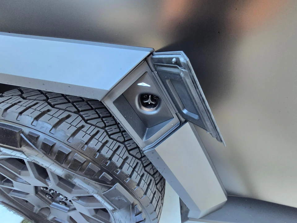 2024 Tesla Cybertruck - Image 23 of 31