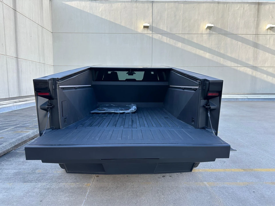 2024 Tesla Cybertruck - Image 13 of 31