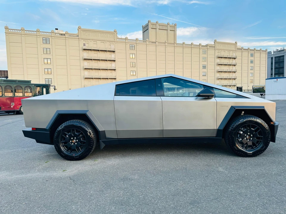 2024 Tesla Cybertruck - Image 16 of 31