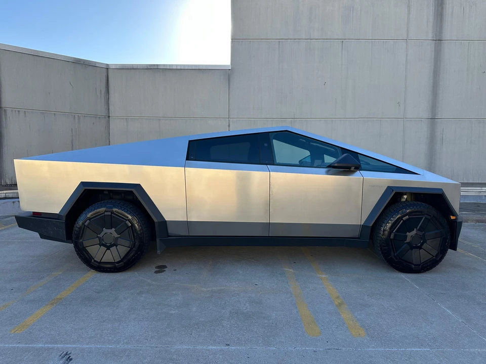 2024 Tesla Cybertruck - Image 15 of 31
