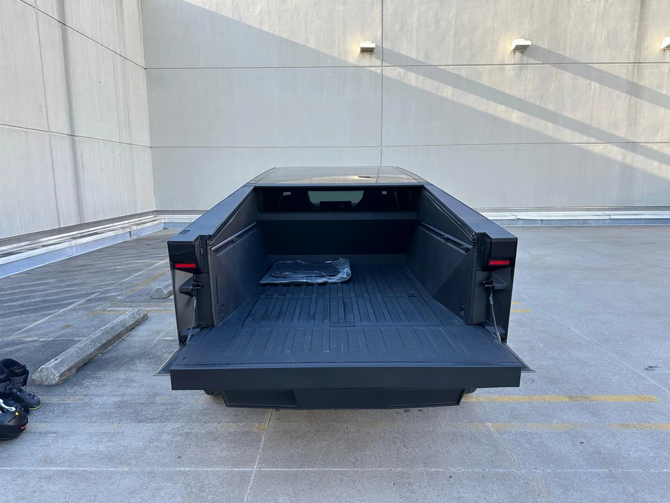 2024 Tesla Cybertruck - Image 12 of 31