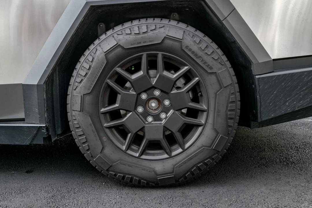 2024 Tesla Cybertruck - Image 13 of 31