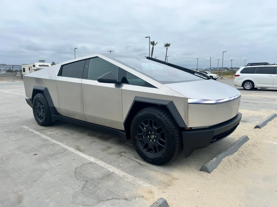 2024 Tesla Cybertruck - Image 17 of 31