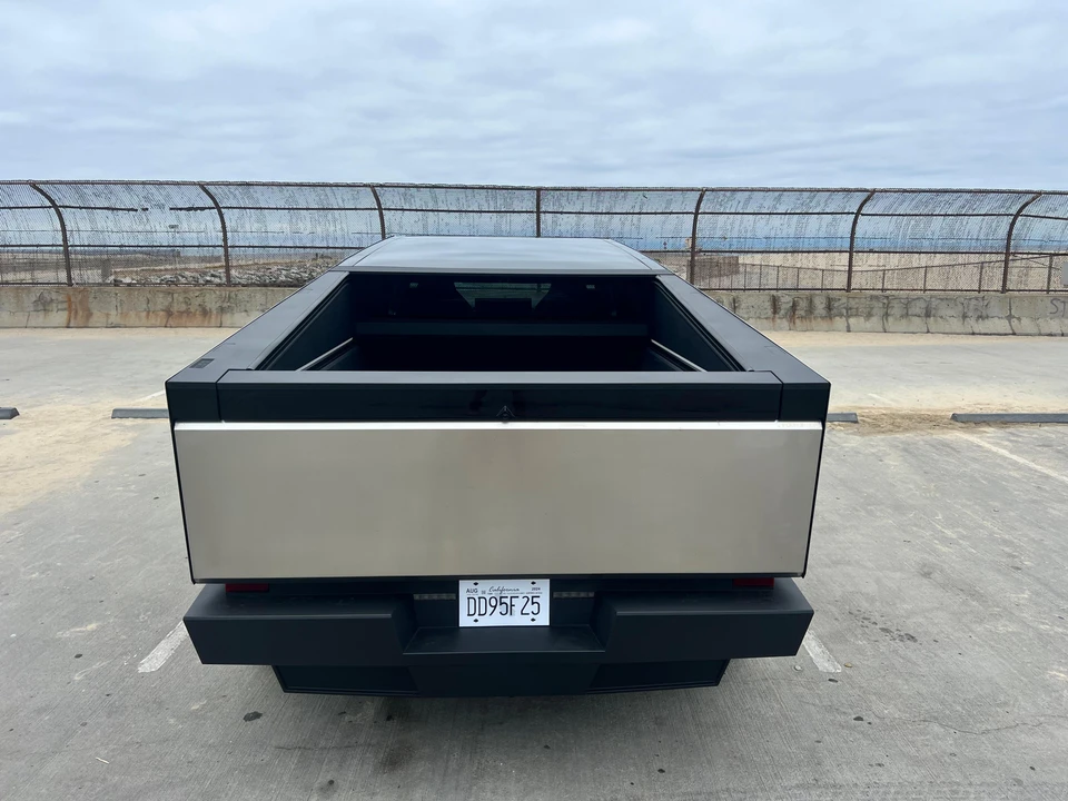 2024 Tesla Cybertruck - Image 11 of 31