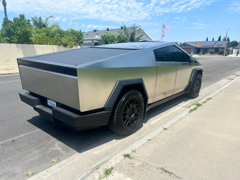 2024 Tesla Cybertruck - Image 14 of 31
