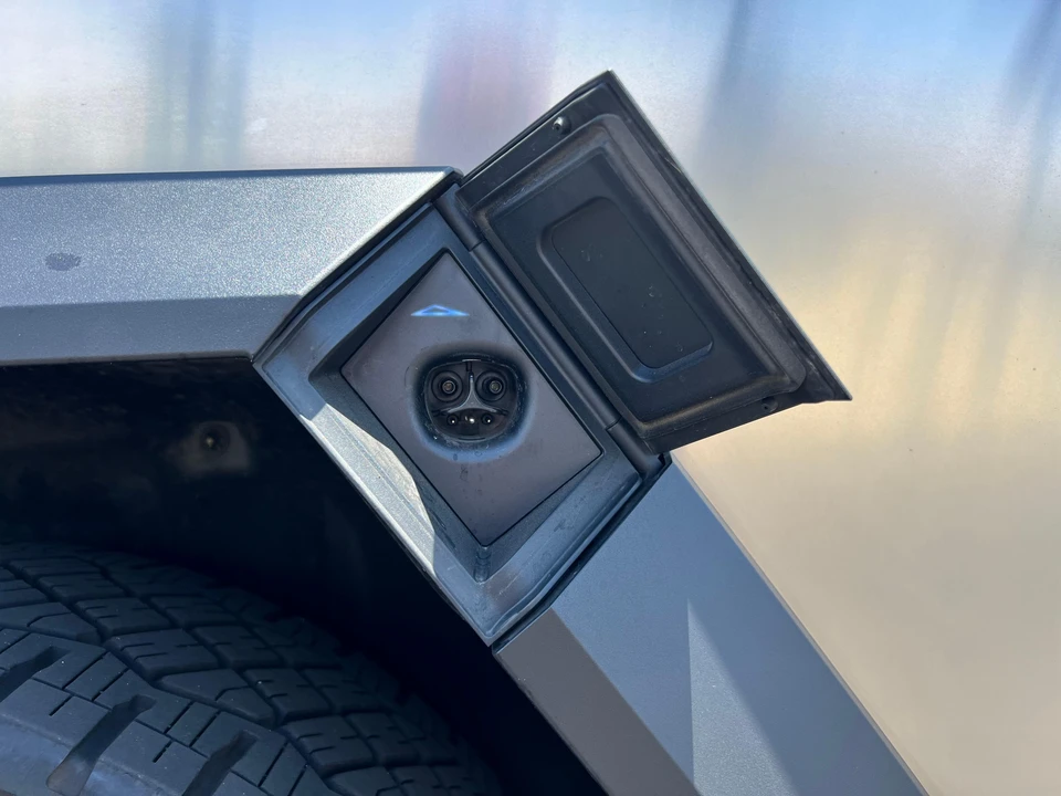 2024 Tesla Cybertruck - Image 21 of 31