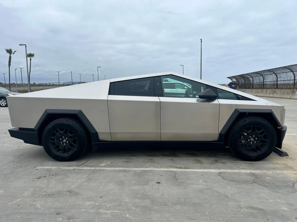 2024 Tesla Cybertruck - Image 15 of 31