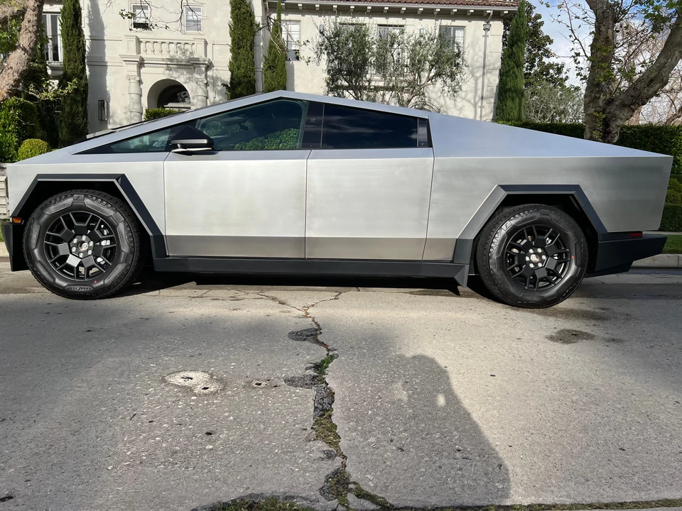2024 Tesla Cybertruck - Image 18 of 31