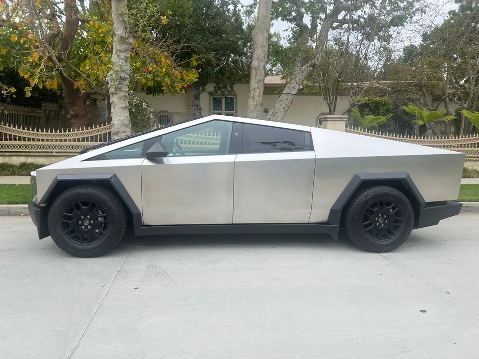 2024 Tesla Cybertruck - Image 17 of 31