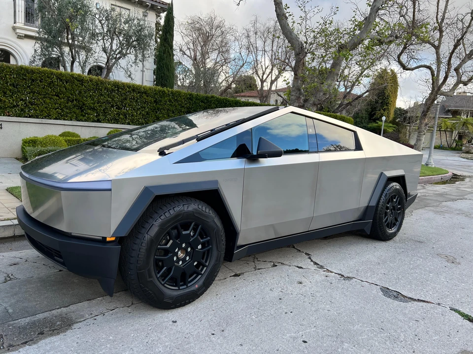 2024 Tesla Cybertruck - Image 15 of 31