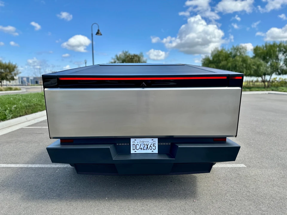2024 Tesla Cybertruck - Image 15 of 30