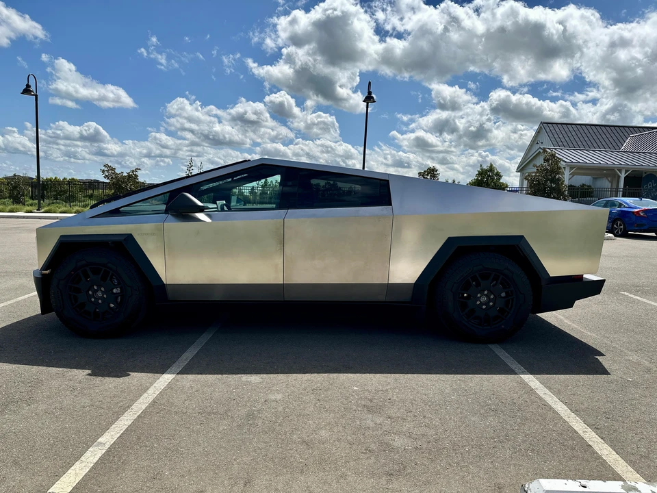 2024 Tesla Cybertruck - Image 12 of 30