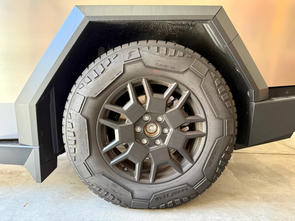 2024 Tesla Cybertruck - Image 29 of 31