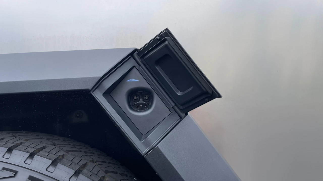 2024 Tesla Cybertruck - Image 18 of 31