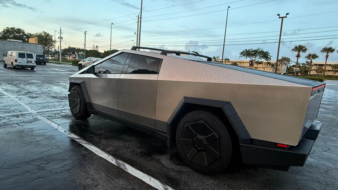 2024 Tesla Cybertruck - Image 9 of 31