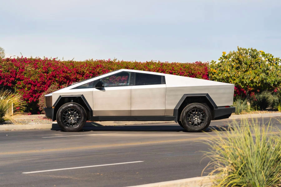 2024 Tesla Cybertruck - Image 2 of 31