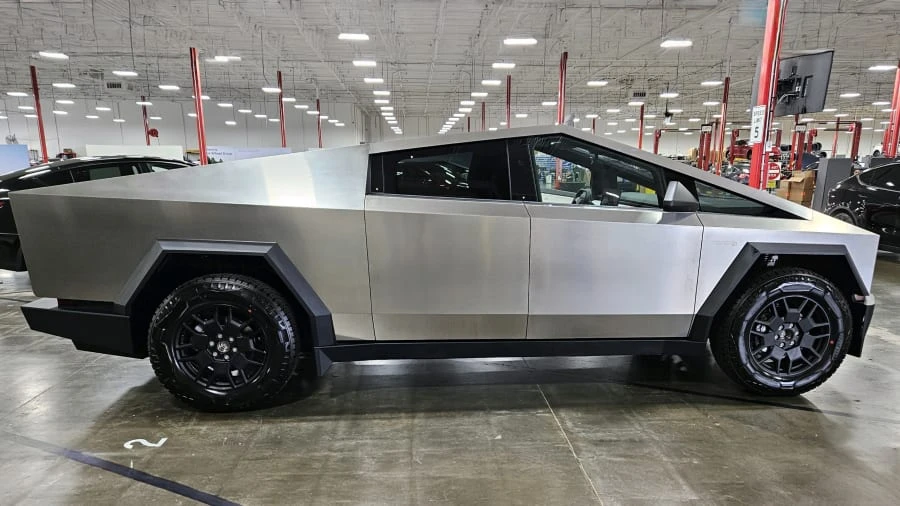 2024 Tesla Cybertruck - Image 2 of 10