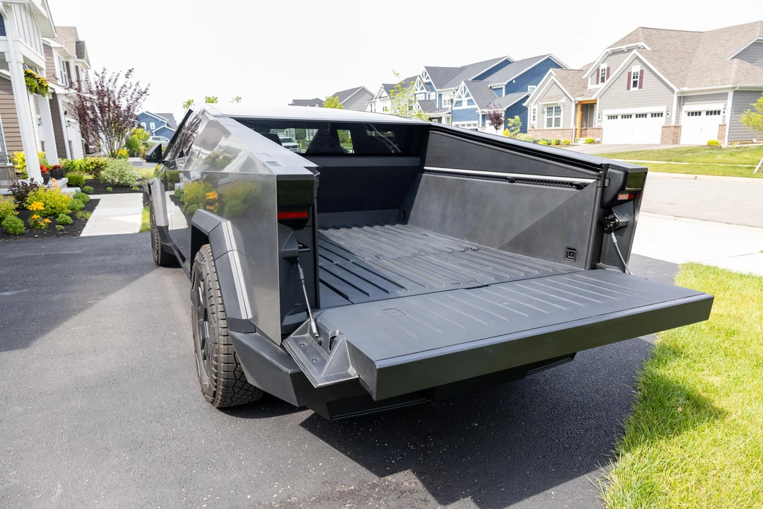 2024 Tesla Cybertruck - Image 13 of 31