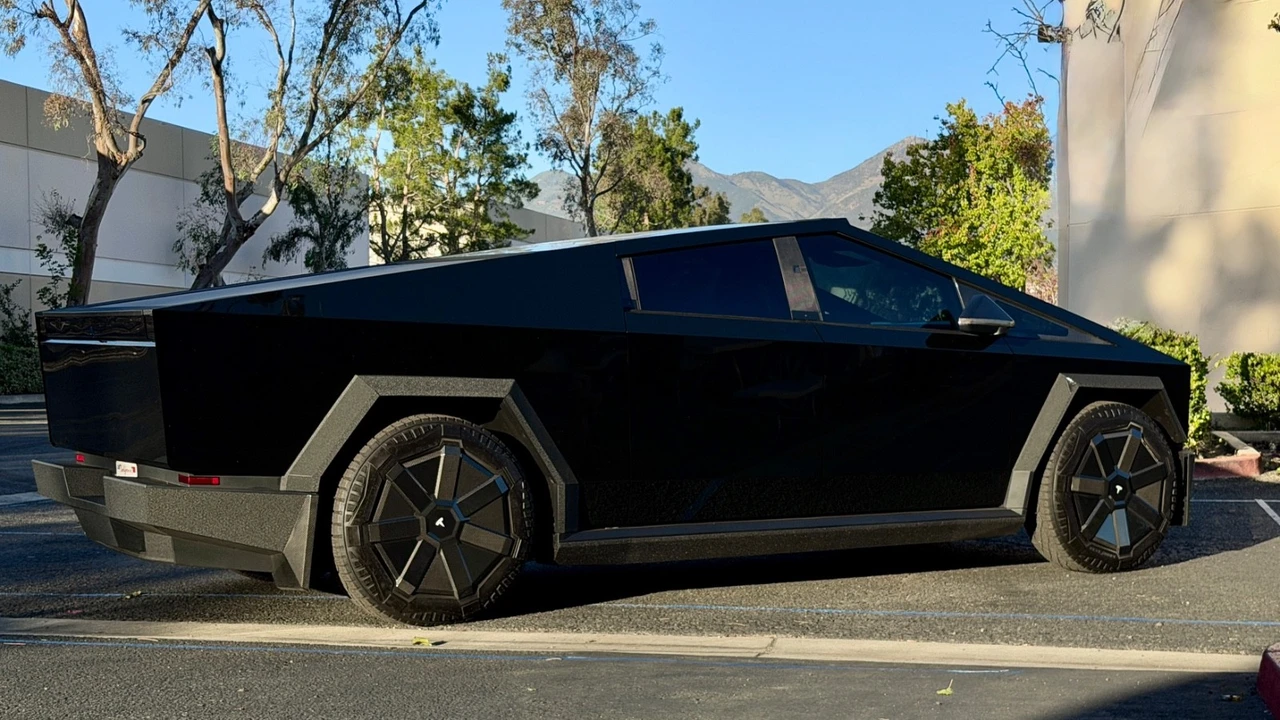 2024 Tesla Cybertruck - Image 9 of 21