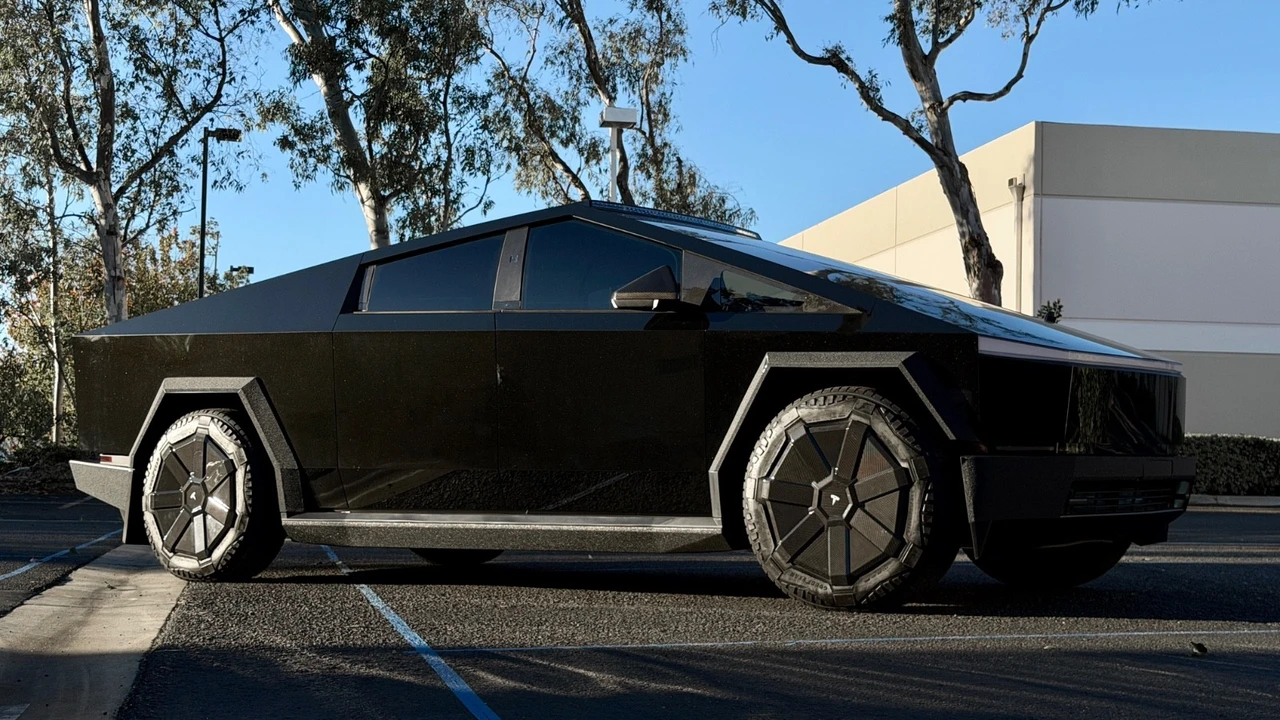 2024 Tesla Cybertruck - Image 2 of 21