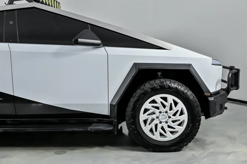 2024 Tesla Cybertruck - Image 15 of 21