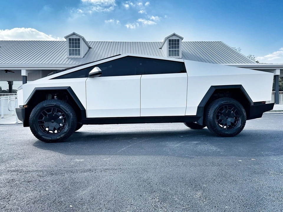 2024 Tesla Cybertruck - Image 10 of 12