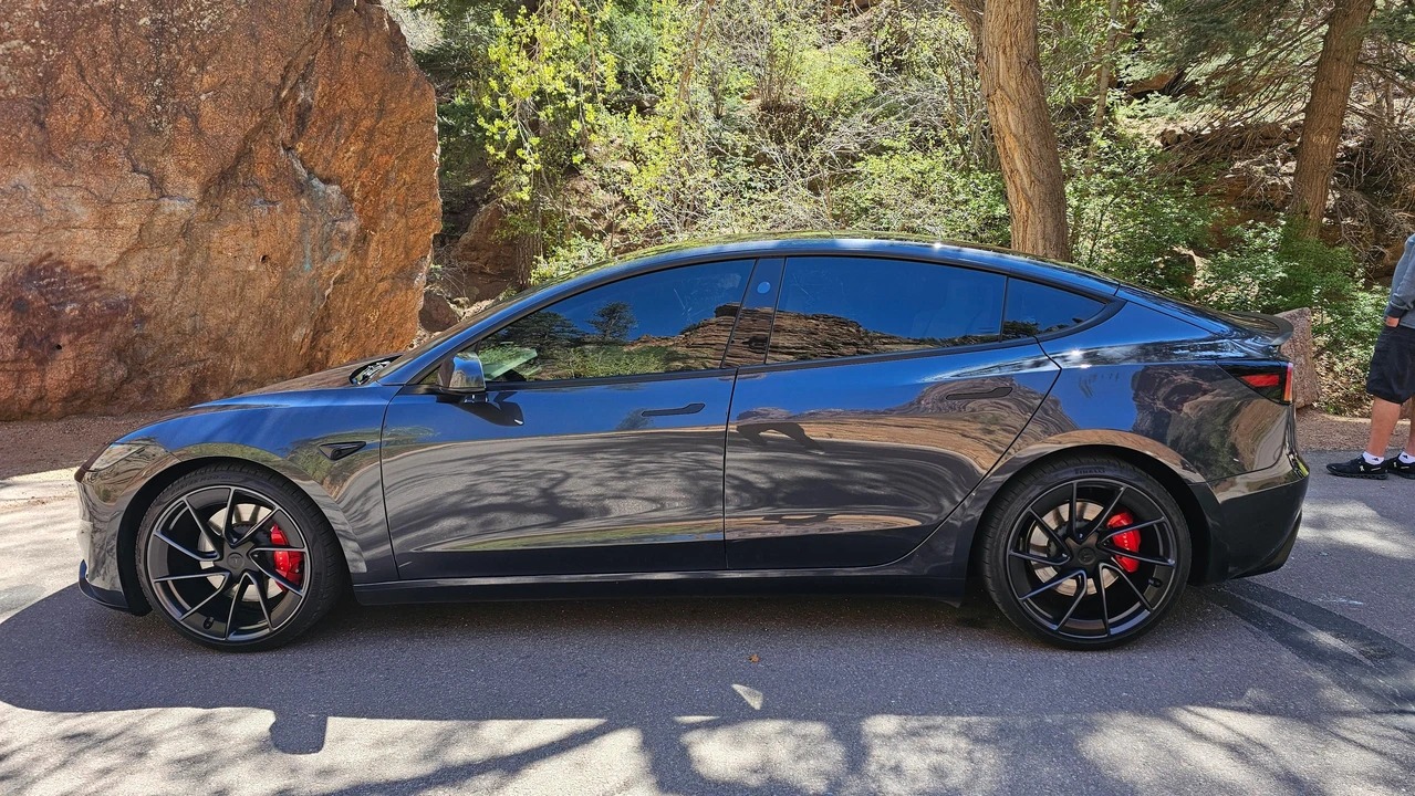 2024 Tesla Model 3 Performance - Image 13 of 31