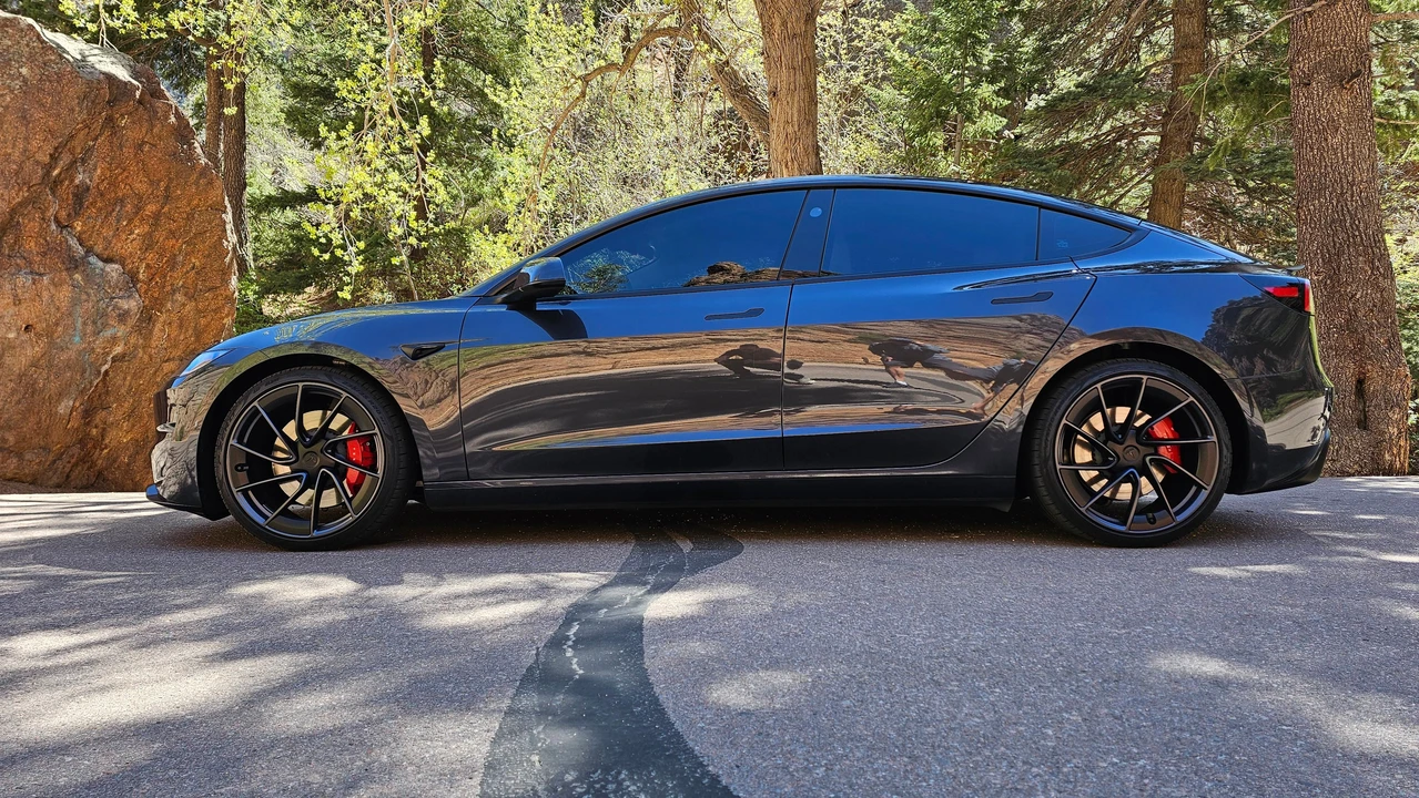 2024 Tesla Model 3 Performance - Image 14 of 31
