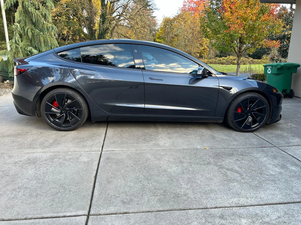 2024 Tesla Model 3 Performance - Image 13 of 31