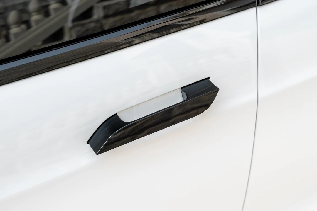 2024 Tesla Model S Plaid - Image 17 of 31