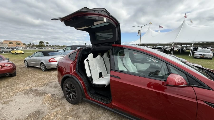 2024 Tesla Model X - Image 6 of 11