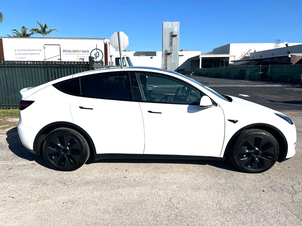 2024 Tesla Model Y - Image 9 of 21