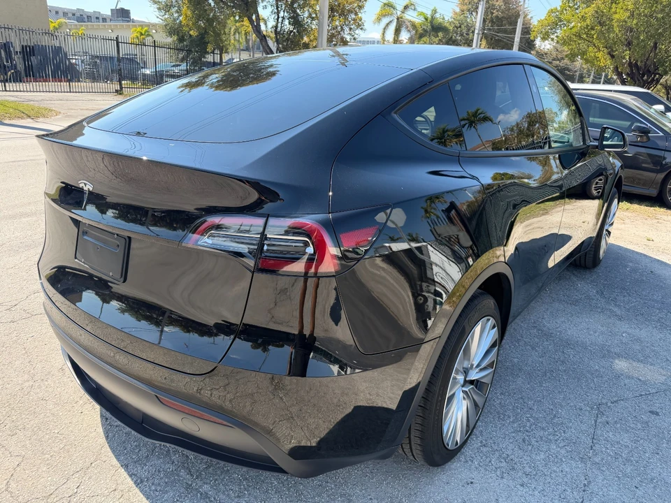 2024 Tesla Model Y - Image 8 of 21