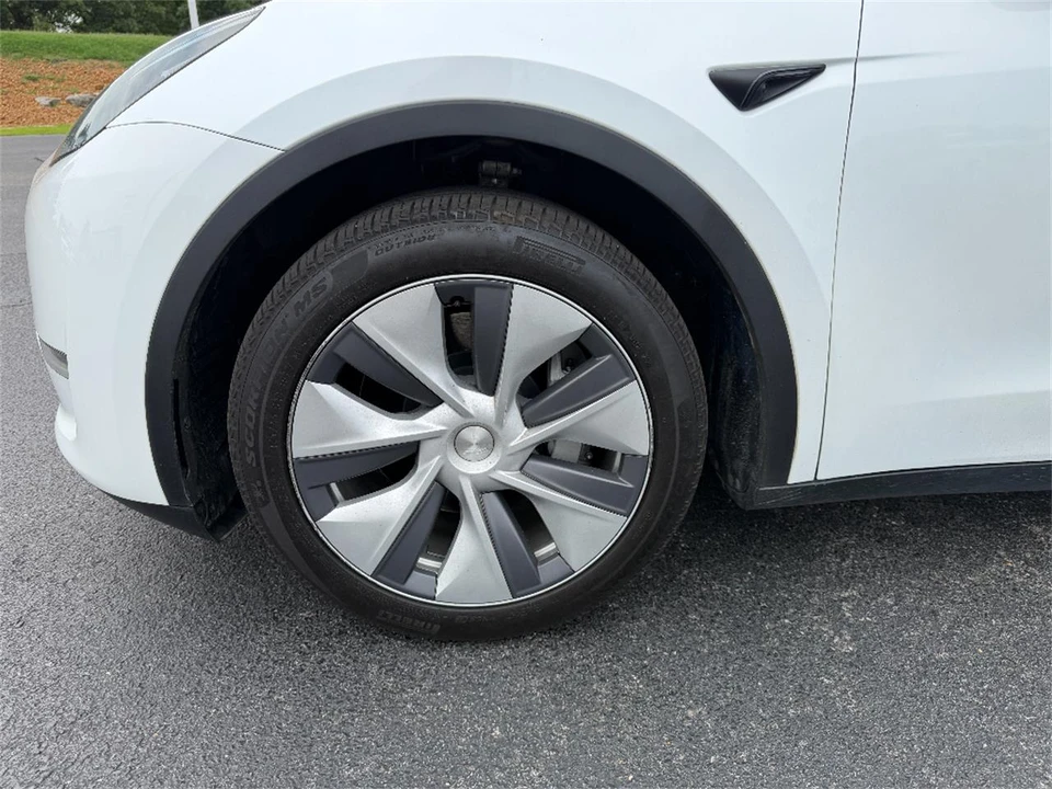 2024 Tesla Model Y - Image 11 of 31