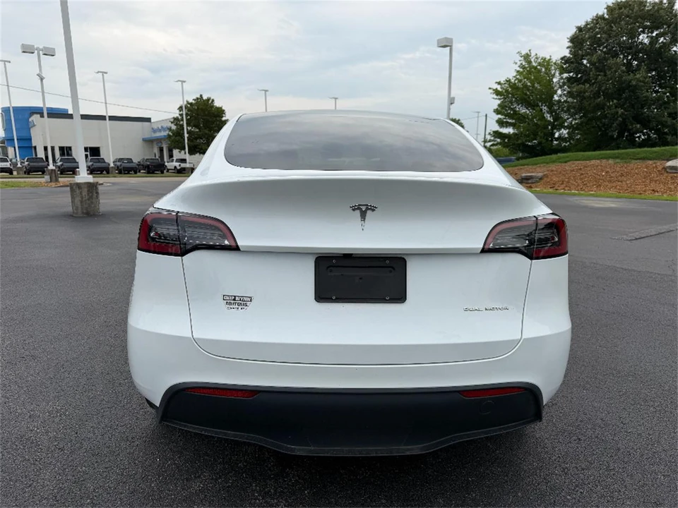 2024 Tesla Model Y - Image 8 of 31