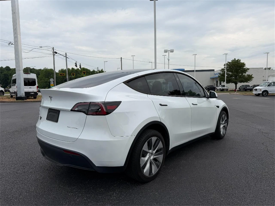 2024 Tesla Model Y - Image 10 of 31