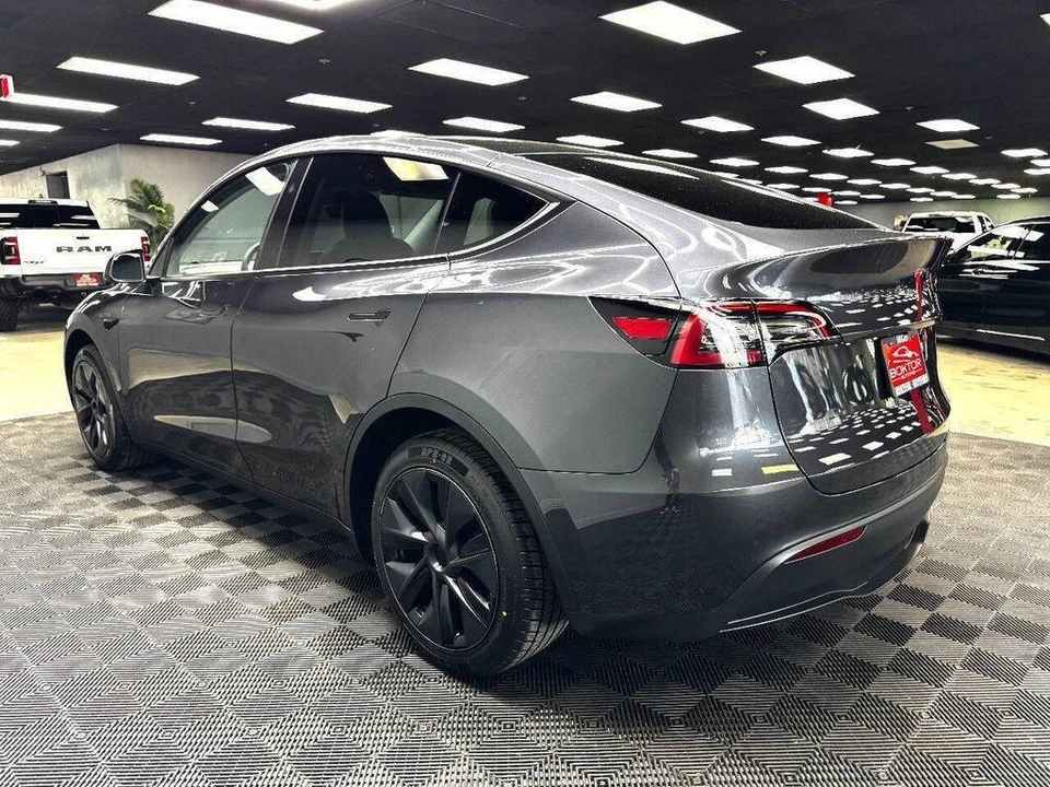 2024 Tesla Model Y - Image 11 of 31