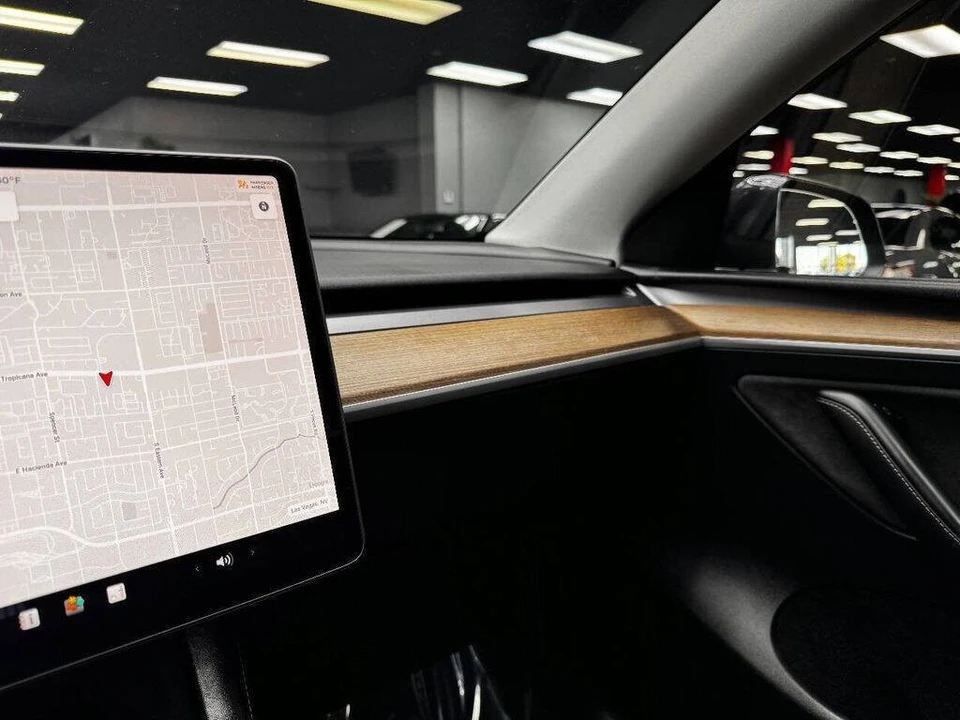 2024 Tesla Model Y - Image 27 of 31