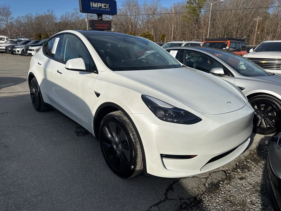 2024 Tesla Model Y - Image 2 of 6