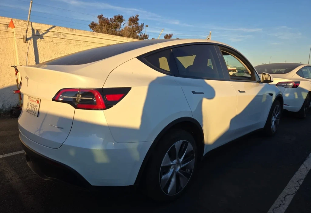 2024 Tesla Model Y - Image 2 of 10