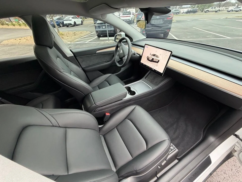2024 Tesla Model Y Performance - Image 11 of 16