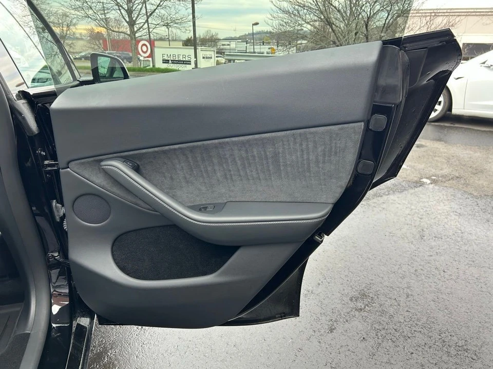 2024 Tesla Model Y Performance - Image 8 of 17