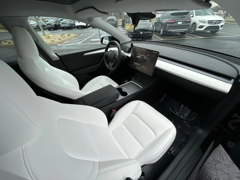 2024 Tesla Model Y Performance - Image 11 of 17