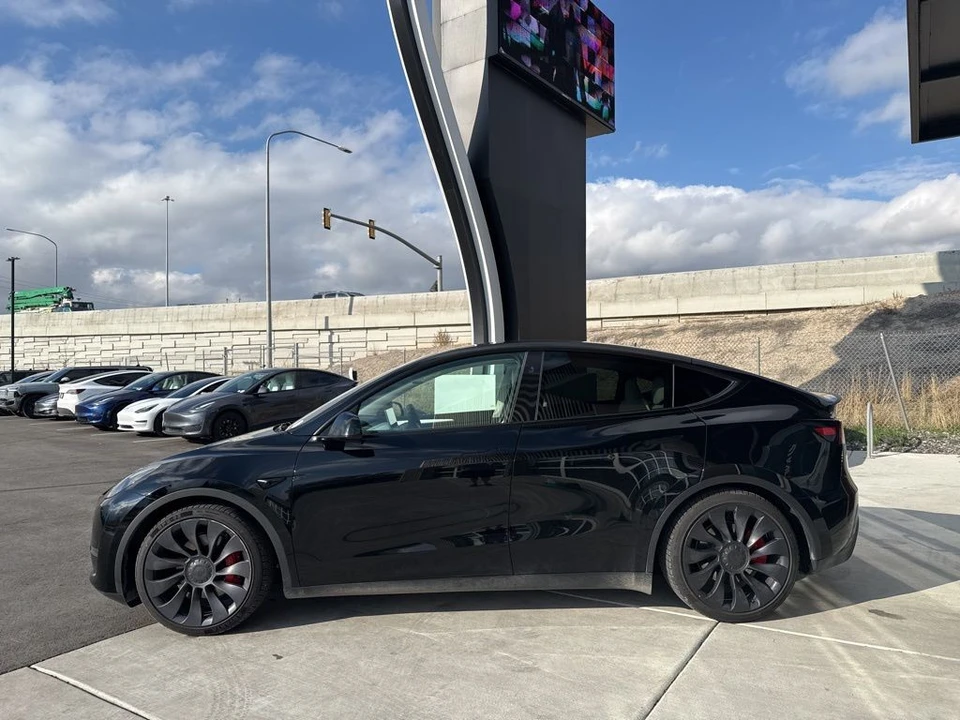 2024 Tesla Model Y Performance - Image 5 of 21